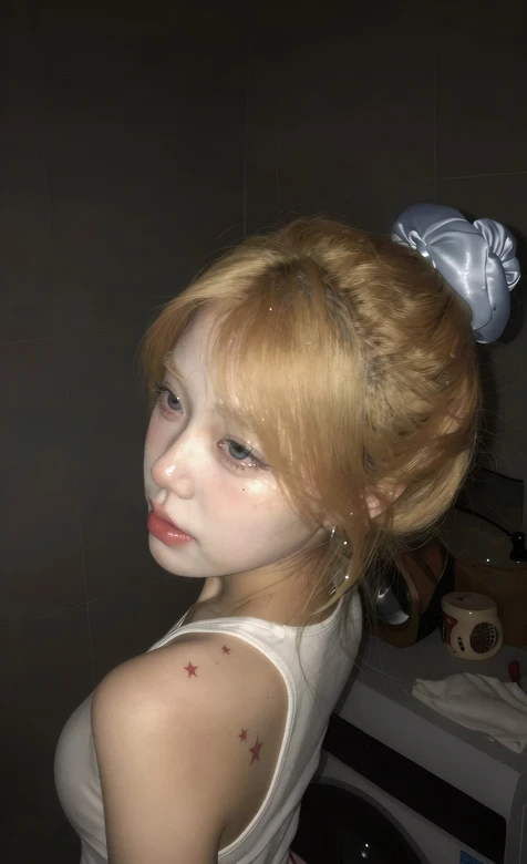 金发少女星星纹身氛围感写真高清全面屏锁屏-iPhone17-1