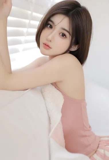 很有料的极品气质巨乳美女白色内衣比基尼写真图集