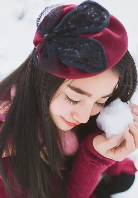 冬季雪地里戴着帽子的美女妹子手机壁纸