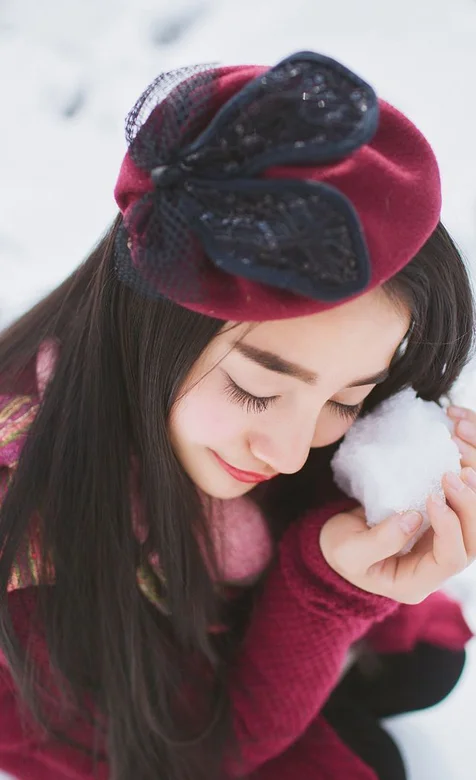 冬季雪地里戴着帽子的美女妹子手机壁纸-iPhone17-1