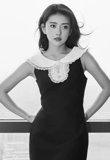 美女梁洁白色蕾丝黑色连衣裙都市丽人装气质温婉写真图片