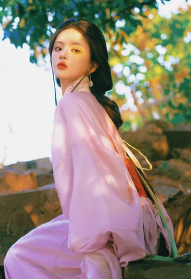 云想衣裳花想容，春风拂槛露华浓，杨超越一袭古装汉服美晕了写真套图