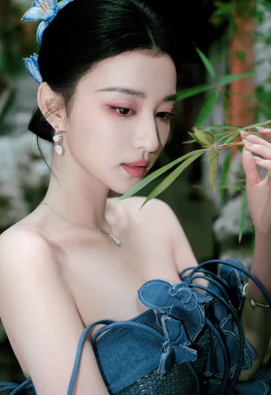 王楚然性感个性抹胸藤蔓针织连衣长裙漫步古风园林优雅写真图片