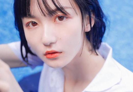 泳池里的清凉美女