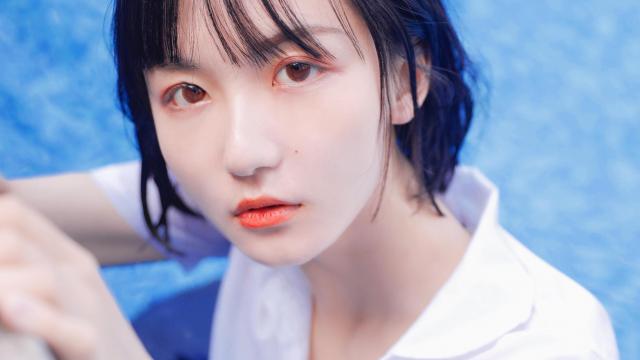 泳池里的清凉美女-iPhone17-1