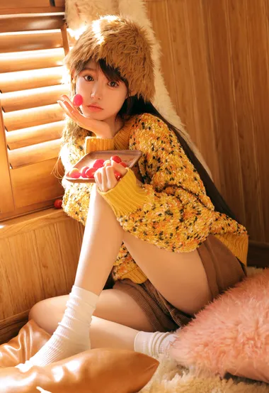 阳光照，花儿醉，暖私房，身着暖黄毛衣短裤的阳光美女笑容迷人居家写真套