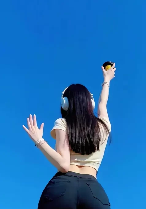 蓝天下，手举着咖啡的翘臀短裤美腿美女背影壁纸，善待自己，生活自然精彩