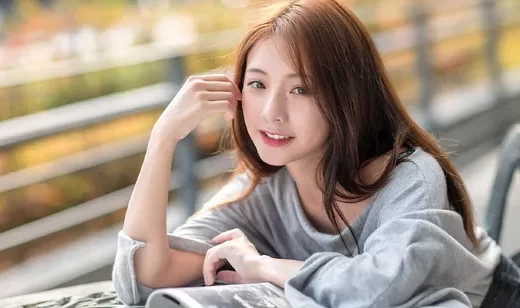 看书的清纯长发女生电脑背景图片