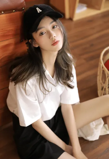 穿着棒球服帽的超级漂亮清秀18岁妹子可爱迷人写真图片