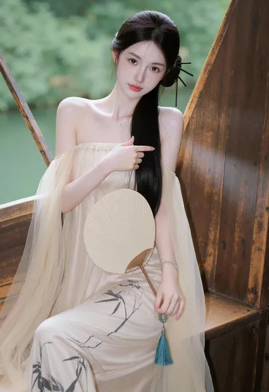 婉约如诗，如水，你温柔入画，手拿摇扇汉服装古装抹胸长裙美女小镇写真图