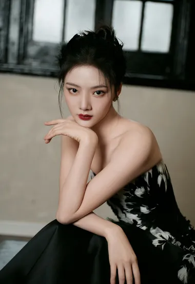 任敏黑白羽毛抹胸裙穿搭静坐优雅迷人写真图片