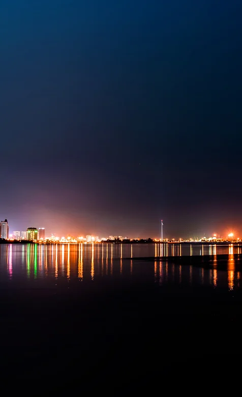 海滨城市的繁华夜景灯光高清手机壁纸-iPhone17-1