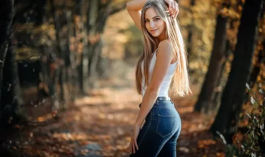 秋季的森林、穿着牛仔裤在林中漫步的欧美长发美女壁纸图片