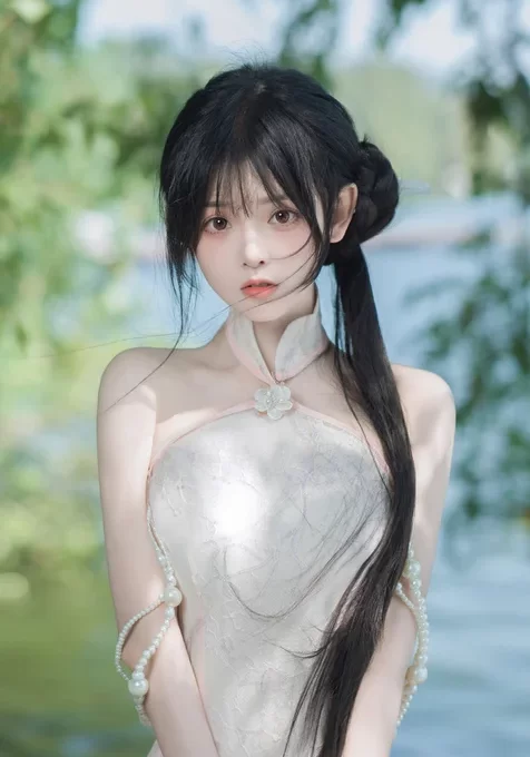 青青河畔，微风拂柳，穿着古装抹胸白裙的极品美女大小姐写真手机壁纸图片