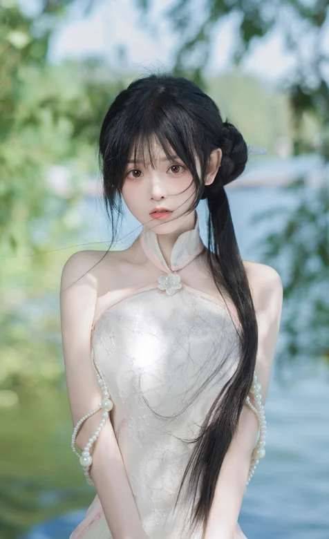 青青河畔，微风拂柳，穿着古装抹胸白裙的极品美女大小姐写真手机壁纸图片-iPhone17-1