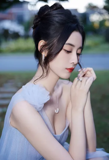 徐艺洋蓝色轻纱长裙恬淡优雅私房写真图片