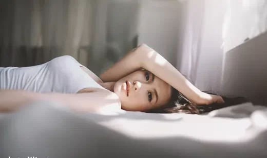 躺着床上的女生写真壁纸图片