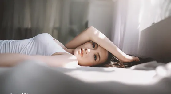 躺着床上的女生写真壁纸图片-iPhone17-1