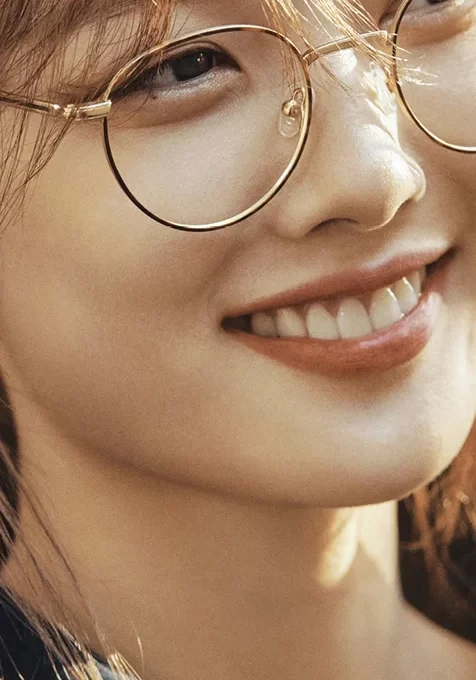 戴眼镜清纯斯文的美女肖像手机壁纸