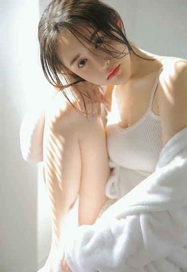 肌肤白皙，红唇少女，湿发 纯白look 高颜值美女写真-iPhone17-1