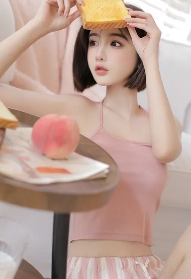 高颜值极品美女小姐姐粉色吊带小背心加条纹短裤居家温馨甜美写真图片