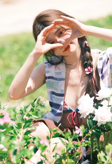 夏日的风，烈日的海，夏日海边麻花辫美少女甜美写真图片