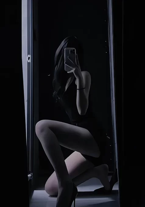 正拿手机自拍的高挑性感美腿美女暗影手机壁纸图片