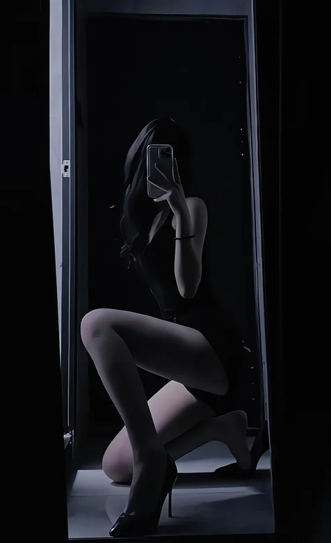 正拿手机自拍的高挑性感美腿美女暗影手机壁纸图片-iPhone17-1