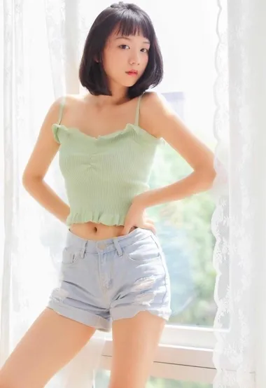 齐刘海短发女孩蓝色吊带背心牛仔短裤暖私房写真照
