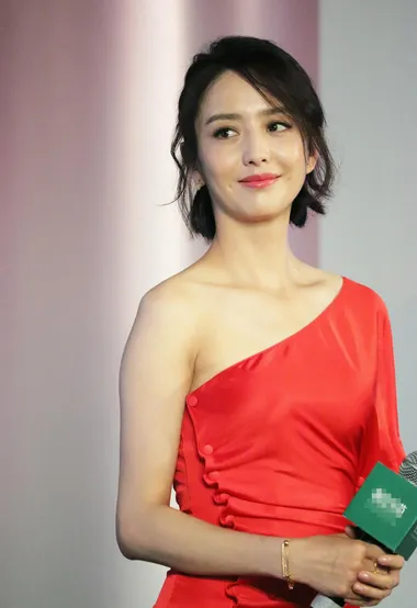 丫丫佟丽娅红色斜肩礼裙现身某活动性感温婉写真照片