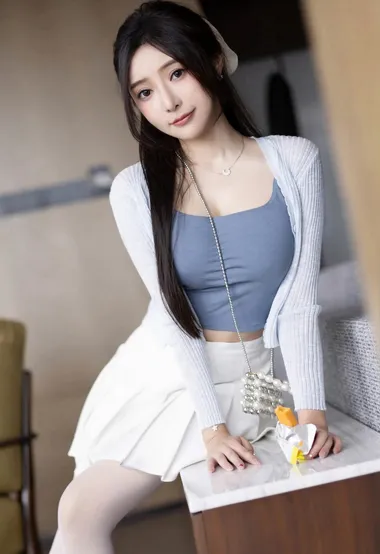 高挑身材美女模特蓝色抹胸衣搭配白色短裙丝袜高跟街拍写真美照