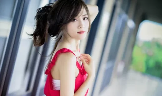 走廊街拍的清纯女生壁纸图片