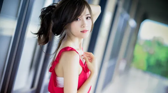 走廊街拍的清纯女生壁纸图片-iPhone17-1