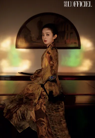 赵丽颖性感中国风穿搭，宛若孔雀公主，或黑天鹅超美写真