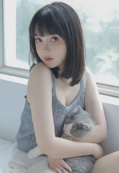 今日份超甜齐刘海短发美女小性感吊带针织衫居家写真美照