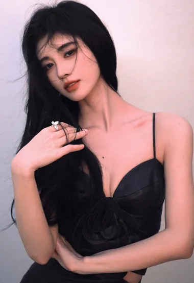 美女鞠婧祎性感纯黑吊带衣短裙撩人风格写真图片
