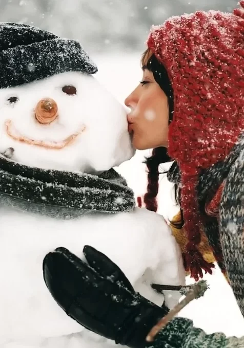 冬季美女与雪人高清苹果壁纸