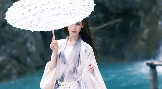 陈瑶壁纸，手拿油纸伞，一袭古装白衣的陈瑶户外山间溪流旁仙气飘飘写真壁-iPhone17-1