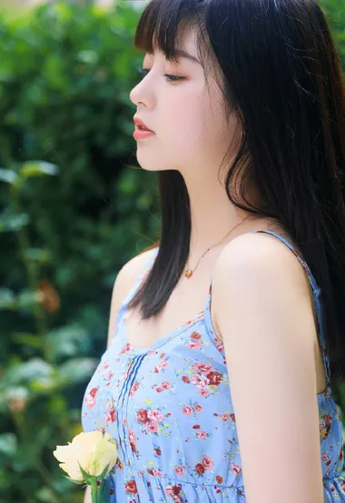 雨后的小清新，甜美女孩户外青青草地唯美写真