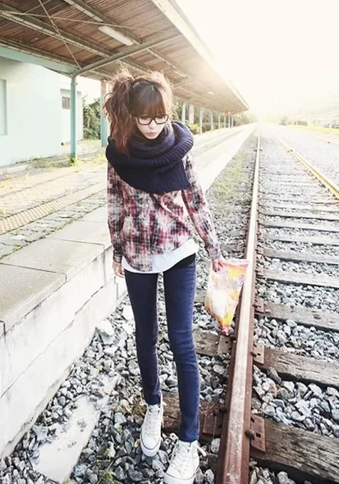 铁轨上的眼镜美女手机壁纸
