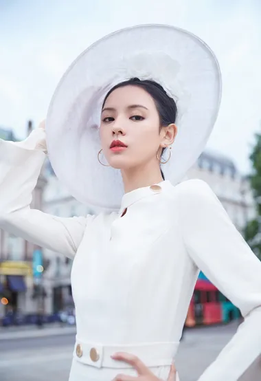 张予曦白裙白帽亮相活动气质街拍图片，精致小脸美丽动人