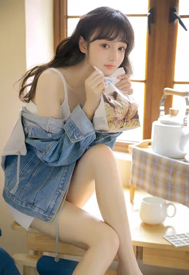 夏日美女，漂亮，甜美，白皙，头发微卷的短裤新疆美女高清私房写真照-iPhone17-1