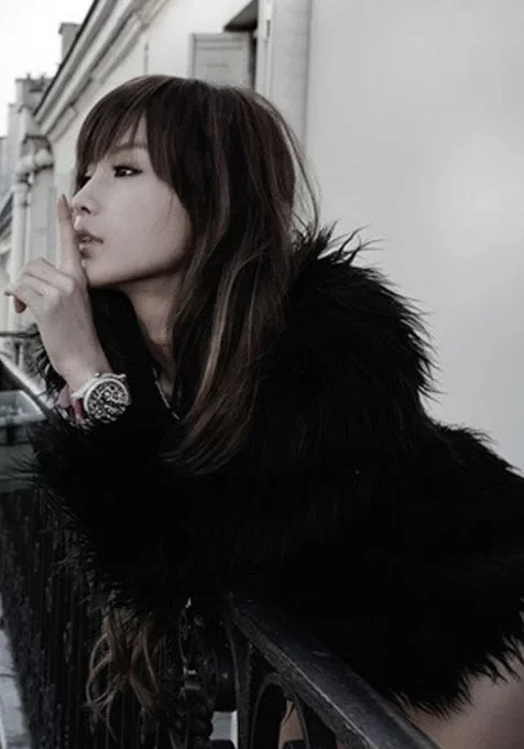 阳台上的性感美女高清手机壁纸