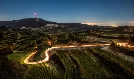 梯田公路夜景·车轨光绘与远山信号塔 宽屏车机壁纸