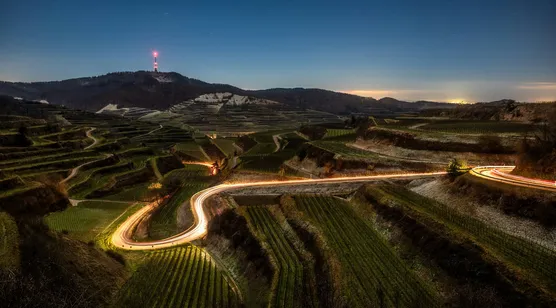 梯田公路夜景·车轨光绘与远山信号塔 宽屏车机壁纸-iPhone17-1