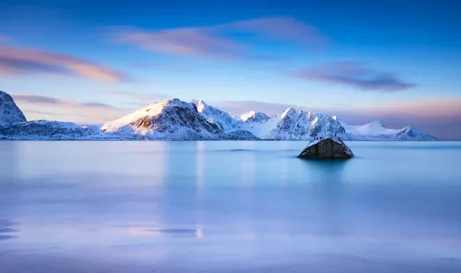 雪山湖泊·唯美蓝调 挪威海岸冬日风光电脑壁纸