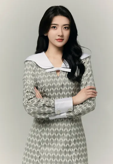 美女演员梁洁复古素色连衣裙穿着典雅大方抱胸写真图片