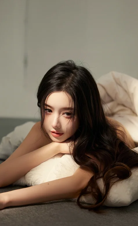 阳光下，趴在抱枕上的高颜值长发美女小姐姐高清写真手机壁纸-iPhone17-1