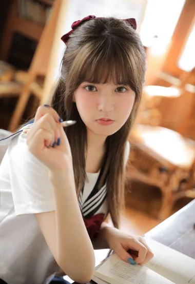 少女的水手服，甜美可人大眼睛制服少女画室写真美照