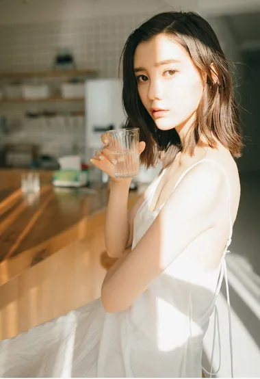早安，秋日暖阳照心暖，清新吊带睡裙美女晨起温馨私房照